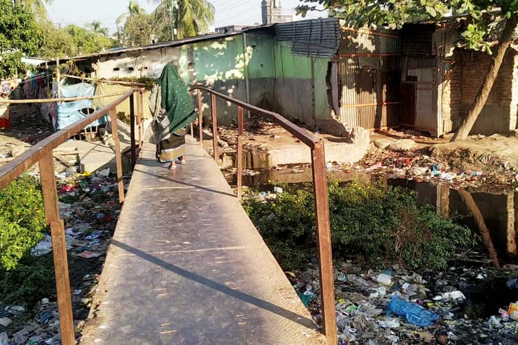 Slum dwellers struggle with flood water